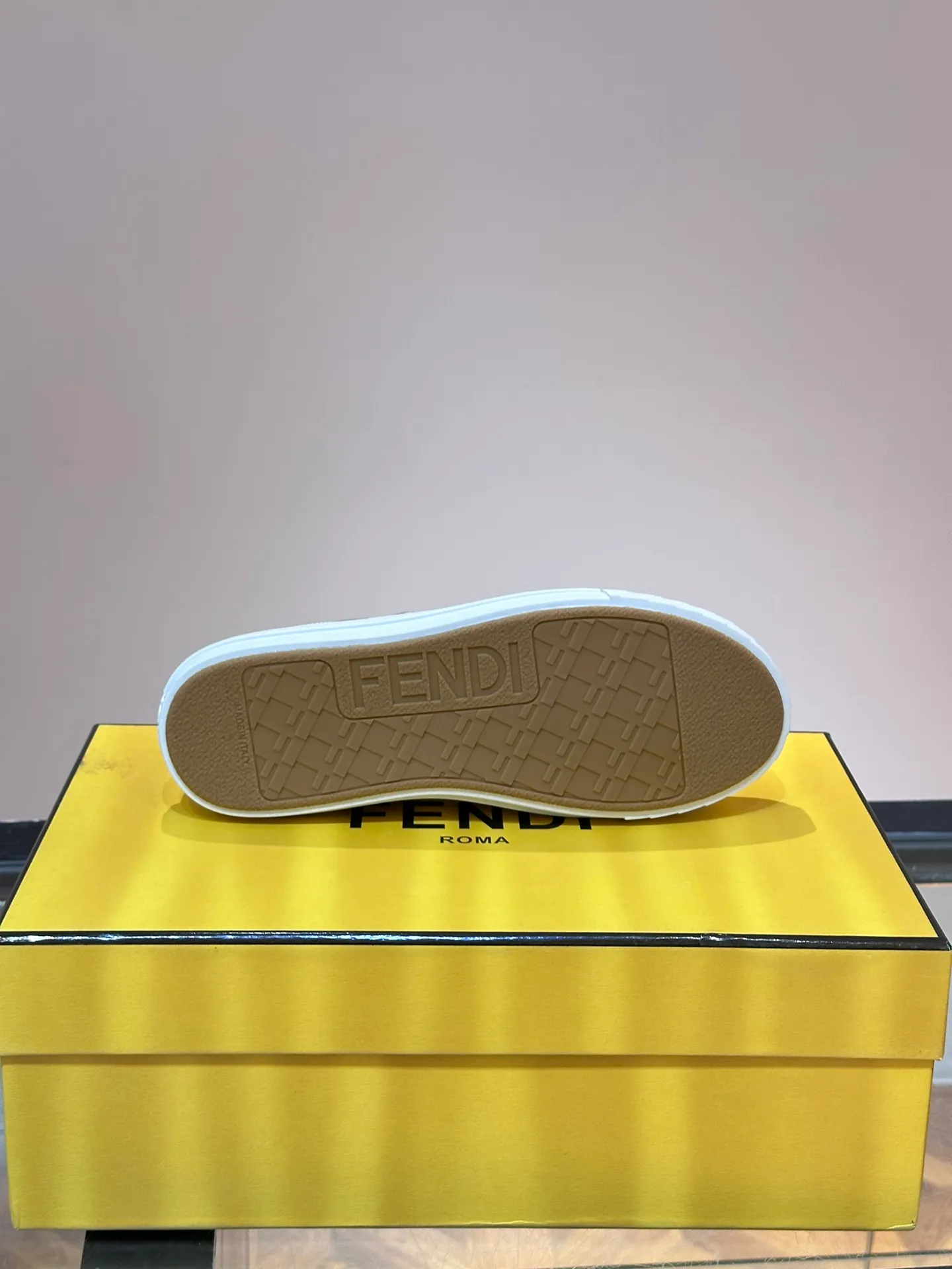 Men's Men's Shoes 💰380 [New Style] 🍿🍿Fendi Fendi Casual Sneakers Skateboard Shoes, the new Domino sneakers have become a favorite shoe. For those who want to create a simple and FENDI-characteristic look, this shoe is the perfect choice. Because this sneaker is one of the most cost-effective among FENDI's entry-level sneakers, it provides a great opportunity to attract and attract all customers who love easy and comfortable everyday sneakers. Size: 38-45 (men’s size 38.45 customized)